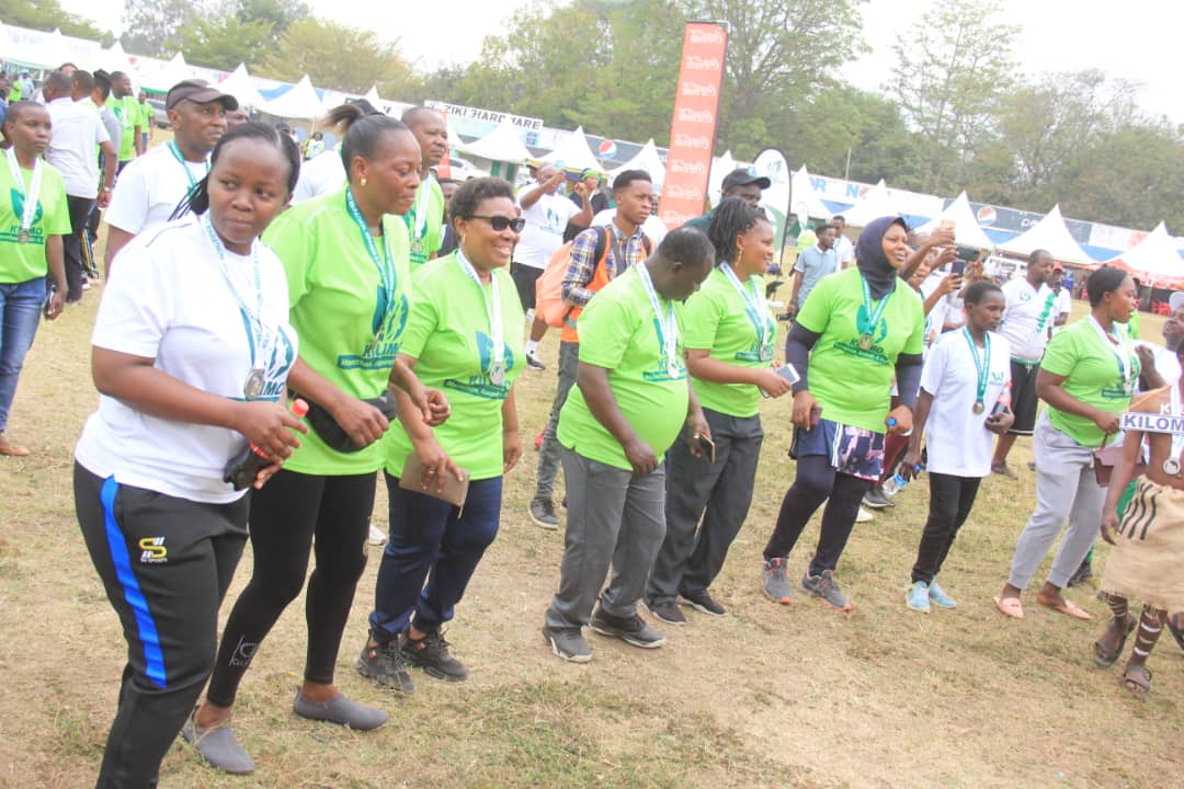 habarimpyatz's tweet photo. ๐ KILIMO MARATHON MOROGORO
Wananchi pamoja na viongozi mbalimbali wakipasha misuli baada kukimbia mbio za Kilimo Marathon Awards zilizofanyika Mkoani Morogoro na lengo la Kuhamasisha Kilimo zikibeba ujumbe, " ANZIA SHAMBANI.
#KilimoMarathon
#MorogoroyaSasa
#Tuanzia_Shambani https://t.co/UtVjT32f7i