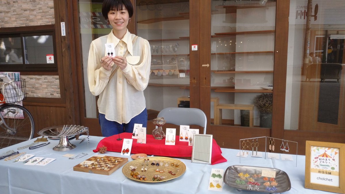 絵のまちマルシェ開催です✨
西側から、帽子のCHIRPさん👒
手作りアクセサリーのcholchetさん💍