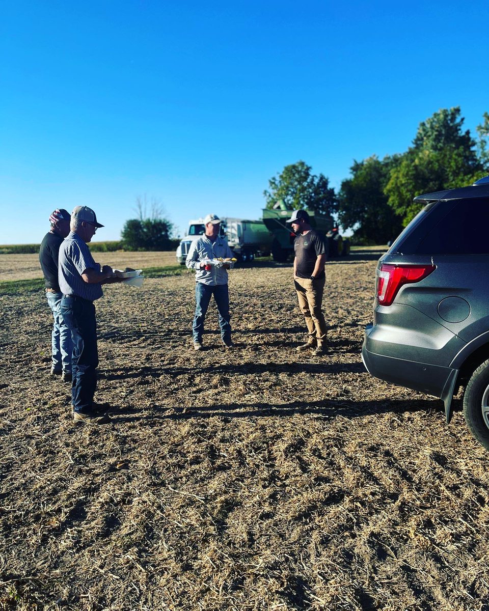 MidStateAg's tweet photo. Feeding the ones that feed America! Night one of our annual customer appreciation harvest meal delivery was a success. A huge thanks to all of our growers, we are extremely grateful! @PioneerSeeds #MidStateAg #americansince1926 #harvest2022 https://t.co/M9dE6GyBbo