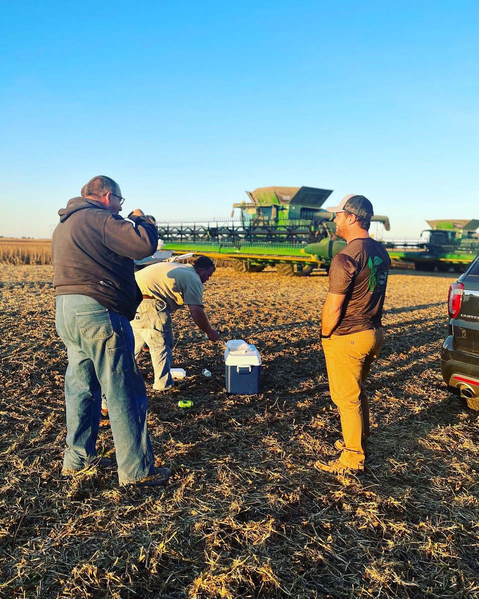 MidStateAg's tweet photo. Feeding the ones that feed America! Night one of our annual customer appreciation harvest meal delivery was a success. A huge thanks to all of our growers, we are extremely grateful! @PioneerSeeds #MidStateAg #americansince1926 #harvest2022 https://t.co/M9dE6GyBbo