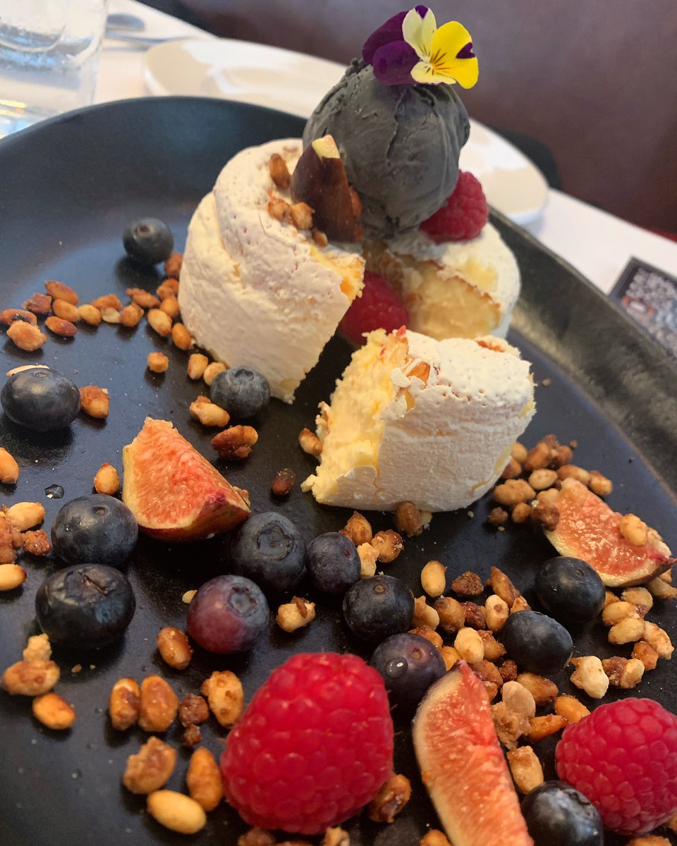 SANDRAOROPEZA's tweet photo. LA Tarta de queso!!! Si las nubes se convirtieran en postre, sería este…mascarpone, azul y menonita, helado de vino tinto y piñones garapiñados..#launica .
.
#postre #quesos #vino #piñones #cerezas #nubes #dessert #chesses #wine #pinion #clouds https://t.co/nqWemCYdGc