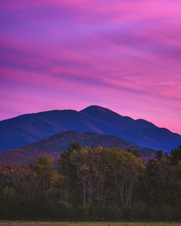 "You're not a good shot but I'm worse
And there's so much where we ain't been yet
So swing up on this little horse
The only thing we'll hit is sunset"
~ Josh Ritter - Good Man 🎶

Beautiful sky just after sunset in the #Adirondacks.

📷: Brandon Sprung