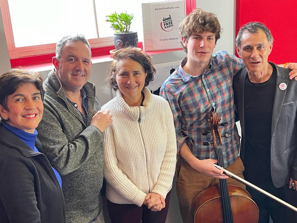 lamajadesnuda's tweet photo. Gracias a #bostonfreeradio y a #salinglima por invitarme a hablar de #poesialatinoamericana y #fivefemalelatinamericanpoets #ArrowsmithPress https://t.co/gTbXIuW6rB