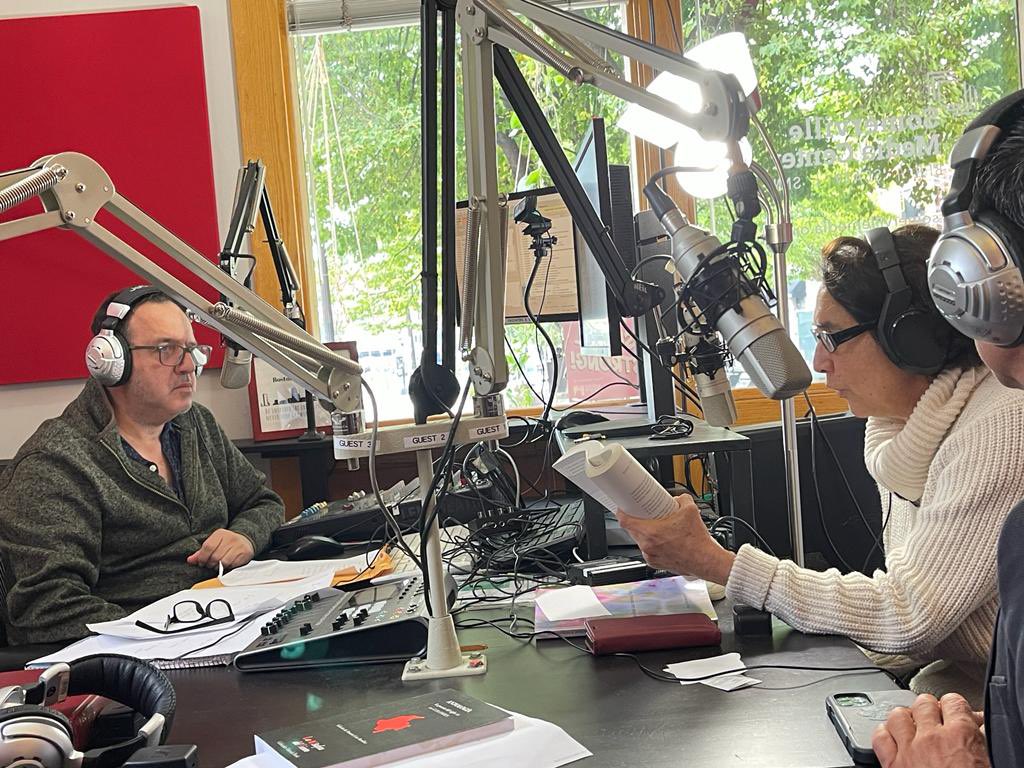 lamajadesnuda's tweet photo. Gracias a #bostonfreeradio y a #salinglima por invitarme a hablar de #poesialatinoamericana y #fivefemalelatinamericanpoets #ArrowsmithPress https://t.co/gTbXIuW6rB