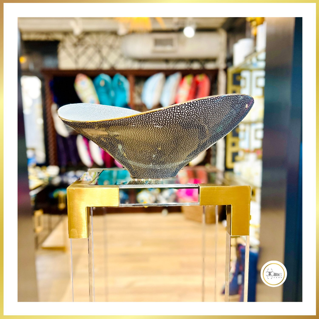 CitrineHome's tweet photo. Speckled oval bowl in deep blue. Chic statement piece.
#citrinehome #indulgeinstyle #gifts #homedecor #interiordesign #design #art #architecture #designer #interior #home #luxurystyle #decor #inspiration #shoplocal #shoplocalsantonio #new #bowl https://t.co/O0m24QQnH5
