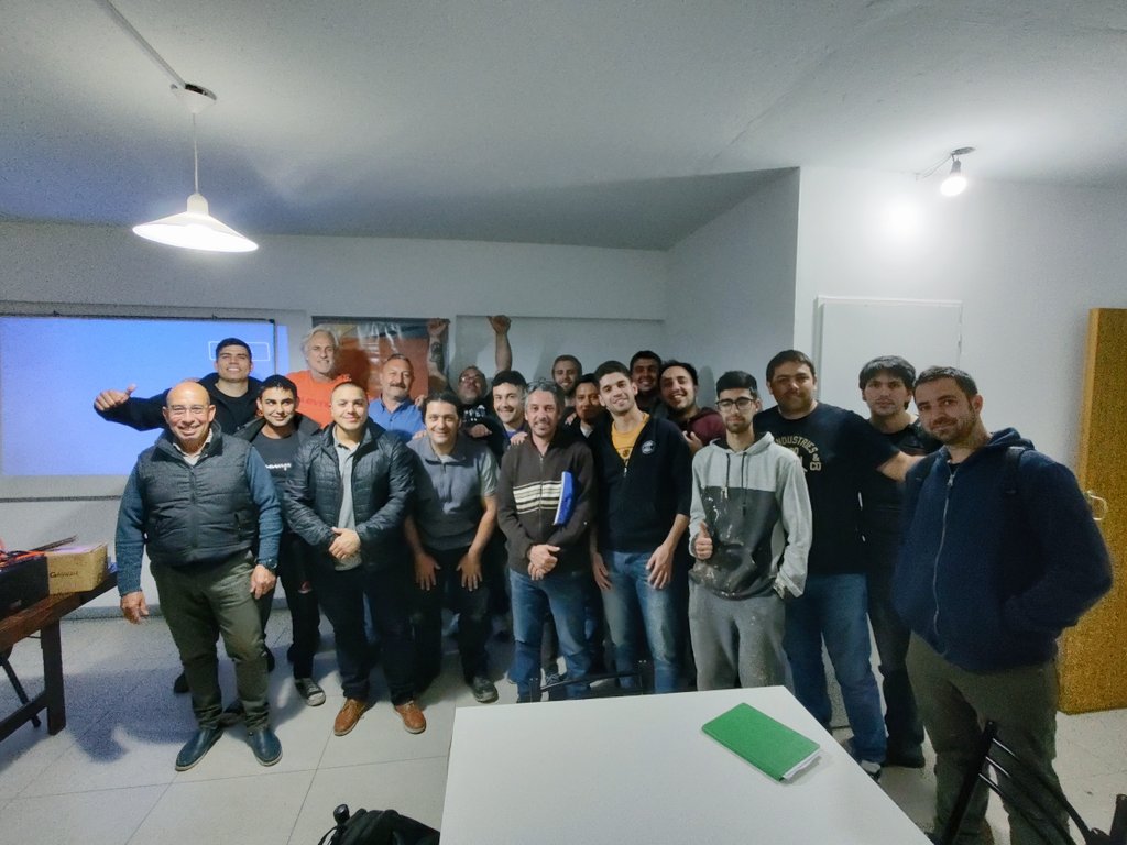 ParaleloSolar's tweet photo. Primer curso presencial de Paralelo Solar  post pandemia, gracias al grupo de alumnos por confiar. Y vamos por más.

Se viene el intensivo 23-24 y 25 de Octubre.
Y el mensual que arranca el 07 de Noviembre.. 

Ya se abrieron las inscripciones, vacantes limitadas! https://t.co/xDFhdLofTQ