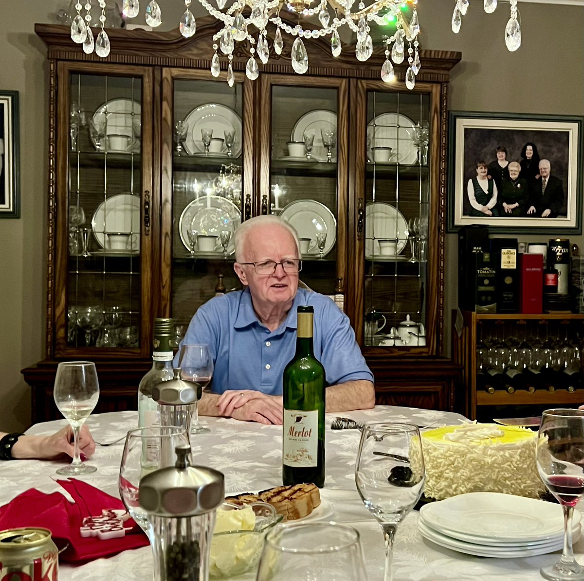 DaveJSullivan's tweet photo. 73 years young. Piece of cake. #fadder https://t.co/C7N1zYkYMh
