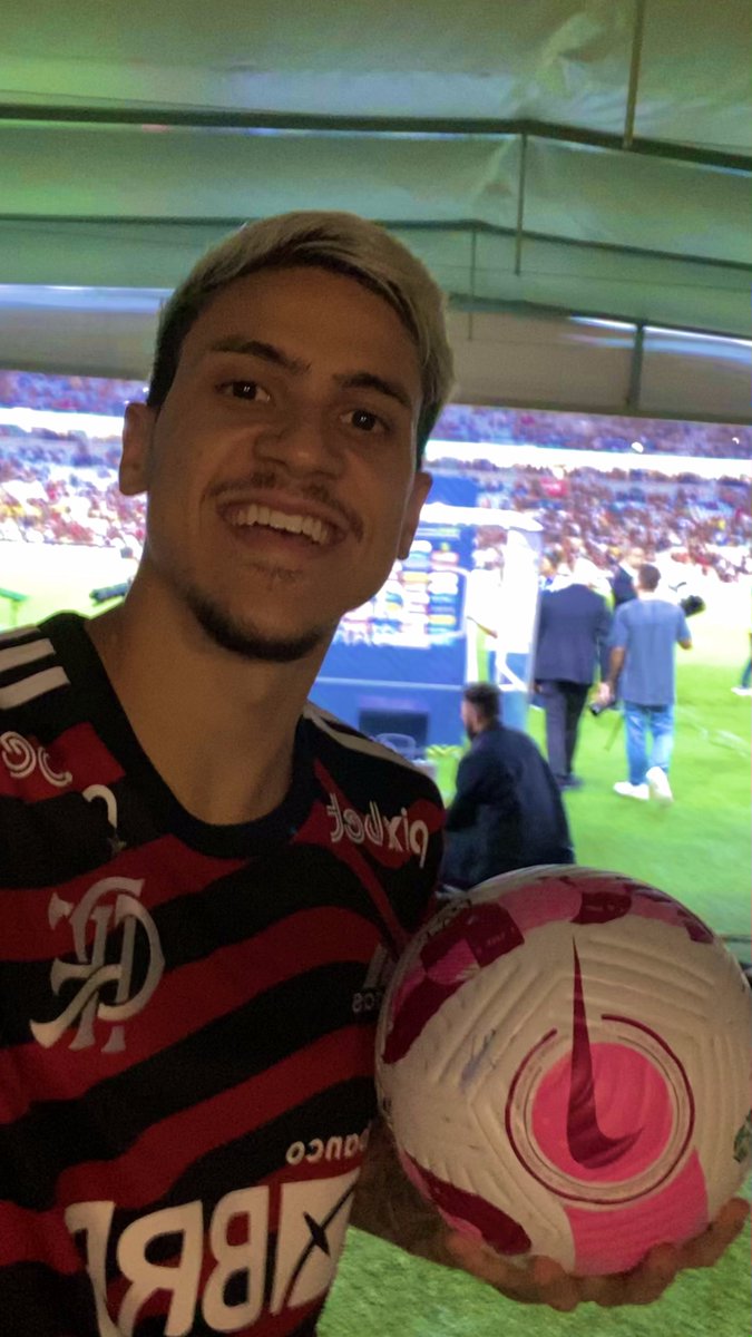 maracana's tweet photo. Quer um 9 bolado? Eu tenho! O @Flamengo tem, a Nação tem! Que satisfação, @Pedro9oficial! https://t.co/DbtEUk1pUE