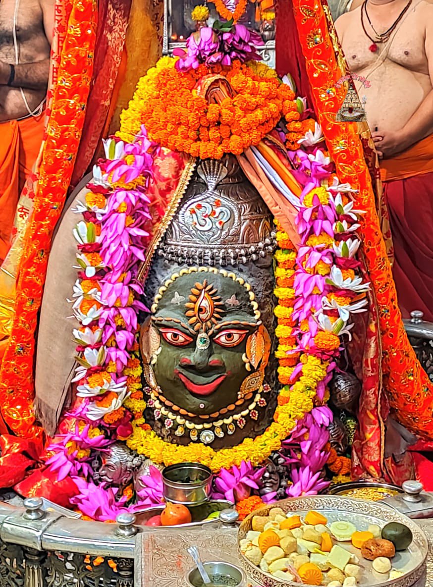 12Jyotirling's tweet photo. श्री महाकालेश्वर ज्योतिर्लिंग जी के आज के भस्म आरती श्रृंगार दिव्य दर्शन 02.10.2022 https://t.co/6DIVlHH0hJ