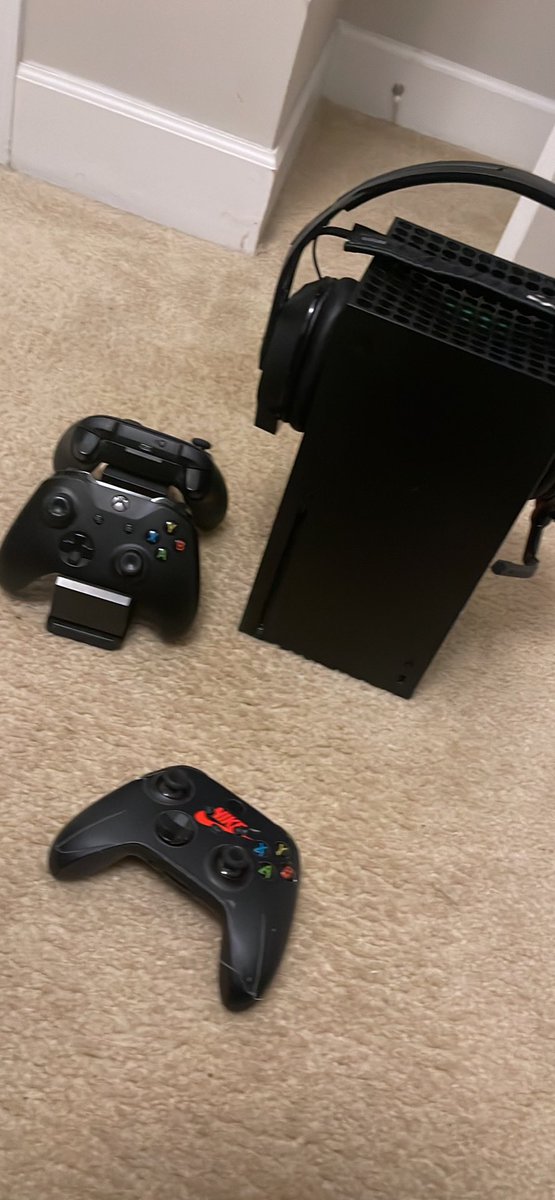 DirtyBandUp's tweet photo. #XboxSeriesS #xbox4sale #xboxforsale #sale #sellingcontent #selling #nba2k #NBA2K23forXboxSeriesXS Selling Xbox Series S 500$ and if you pay for shipping 350$ PM me i need it gone!!! Need this Ps5 ASAP!!!😂comes with nba 2k23 and madden 23 and 2 years of xbox live. Paypal/cashapp https://t.co/kgaWxiAPl1