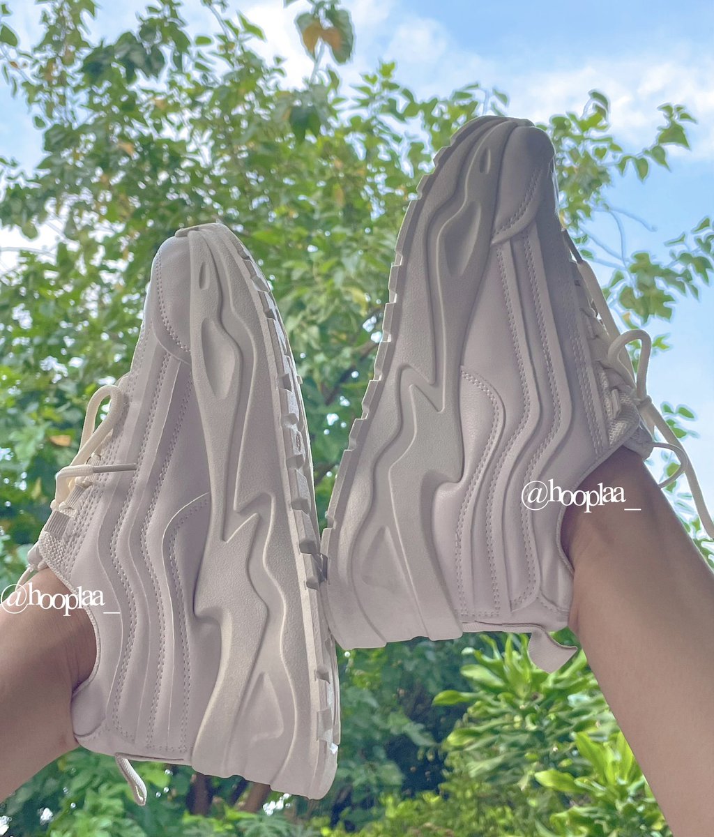 hooplaa_'s tweet photo. @ohmybeautybank dua ini fav sneakers aku, harganya 100rban, empuk awet https://t.co/V8nP1B4WKi