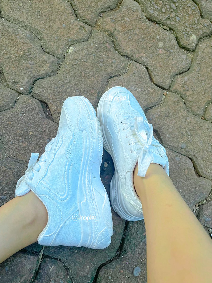 hooplaa_'s tweet photo. @ohmybeautybank dua ini fav sneakers aku, harganya 100rban, empuk awet https://t.co/V8nP1B4WKi