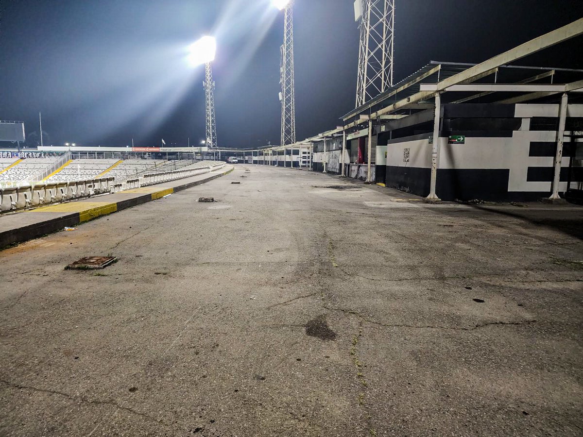 ColoColo's tweet photo. Trabajo terminado 👏🏼🏁 Agradecemos enormemente a todos los trabajadores que desde ayer se dedicaron rápidamente a reparar la estructura dañada del sector Cordillera. 

🖤 Keko64vv 
🖤 receptaculo_construccion
🖤 constructoraaltobuin https://t.co/d9NwVjOZMj