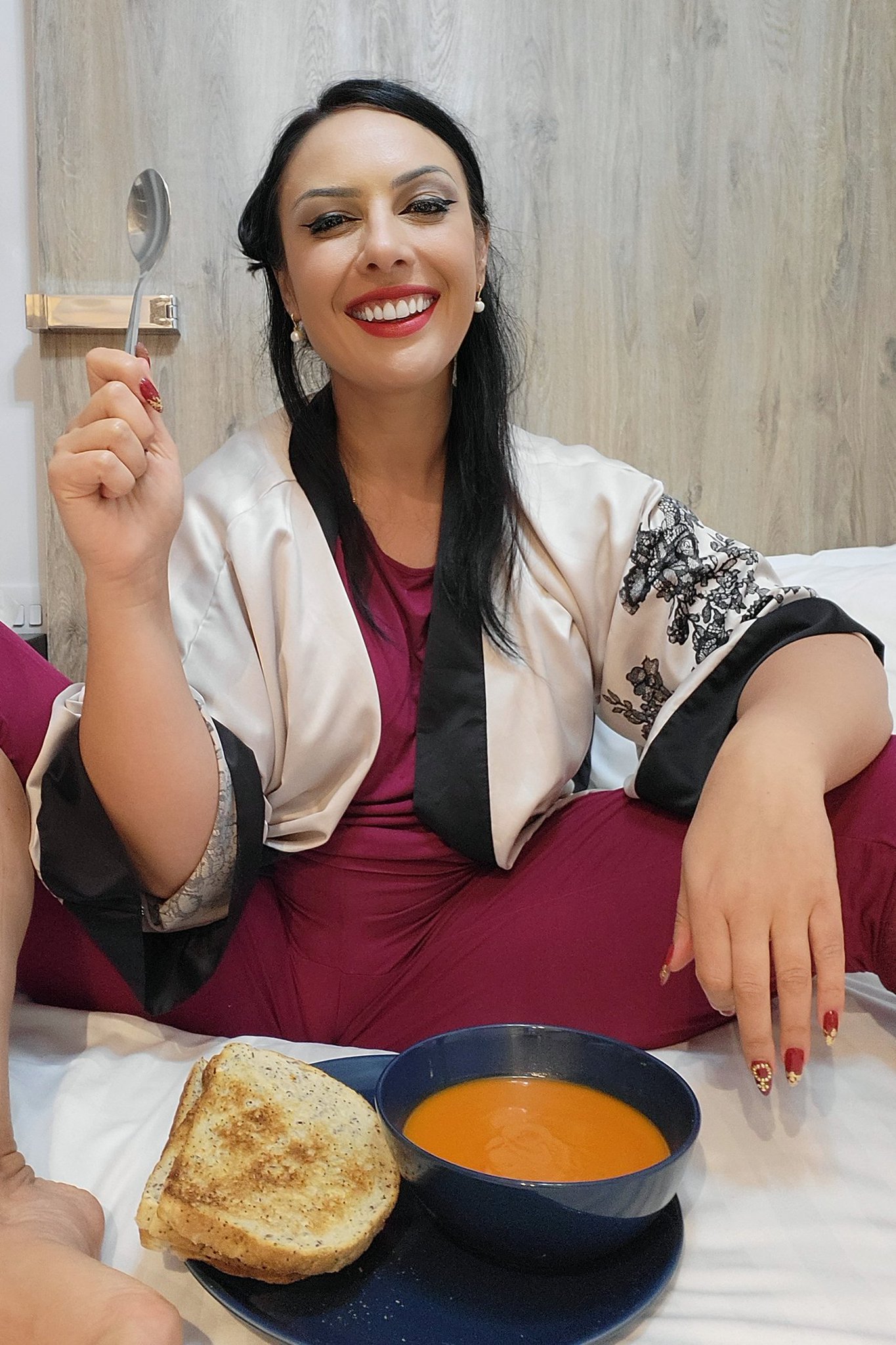 ezada-sinn-safe-to-browse-at-work-on-twitter-every-time-i-eat-soup