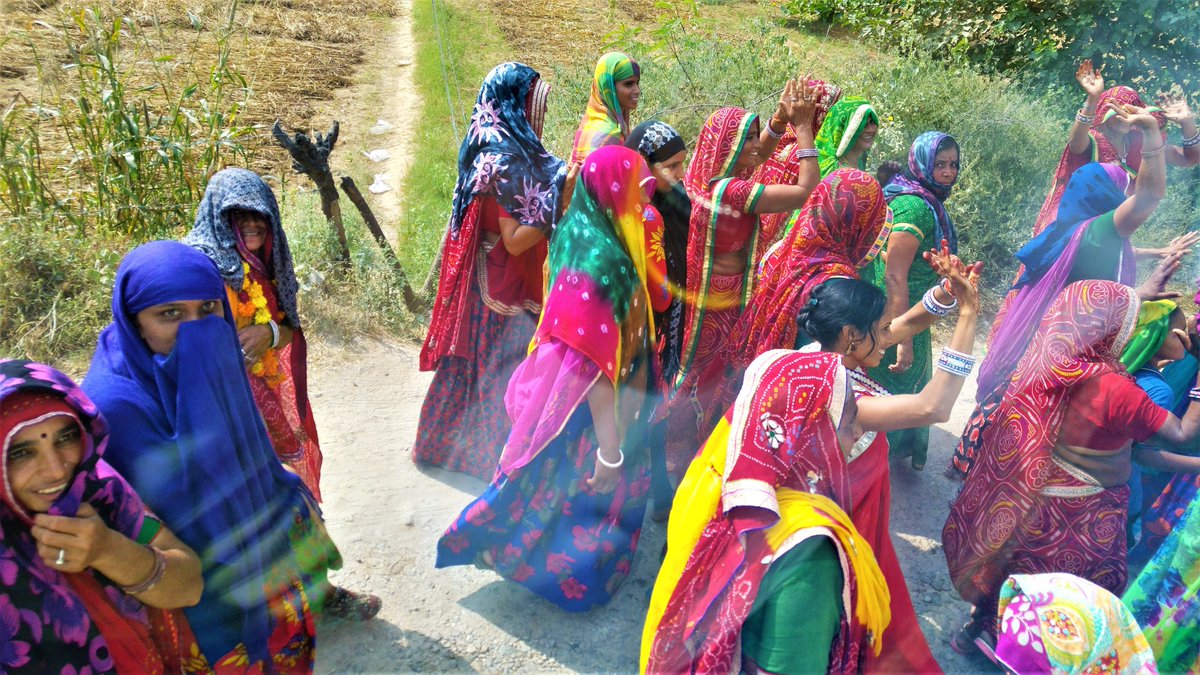 TinadeLuisSan's tweet photo. EL ARTE ESTÁ EN TODAS PARTES. Música, color, entusiasmo, vida... en esta romería de Samor a Delhi, en la India. #FnacFotomobile22 #viajes #India #viajesporelmundo #culturas #turismo #romeria #mujeres #Delhi #Samor #tradiciones #países #fiestas https://t.co/G9HrtuKyFB