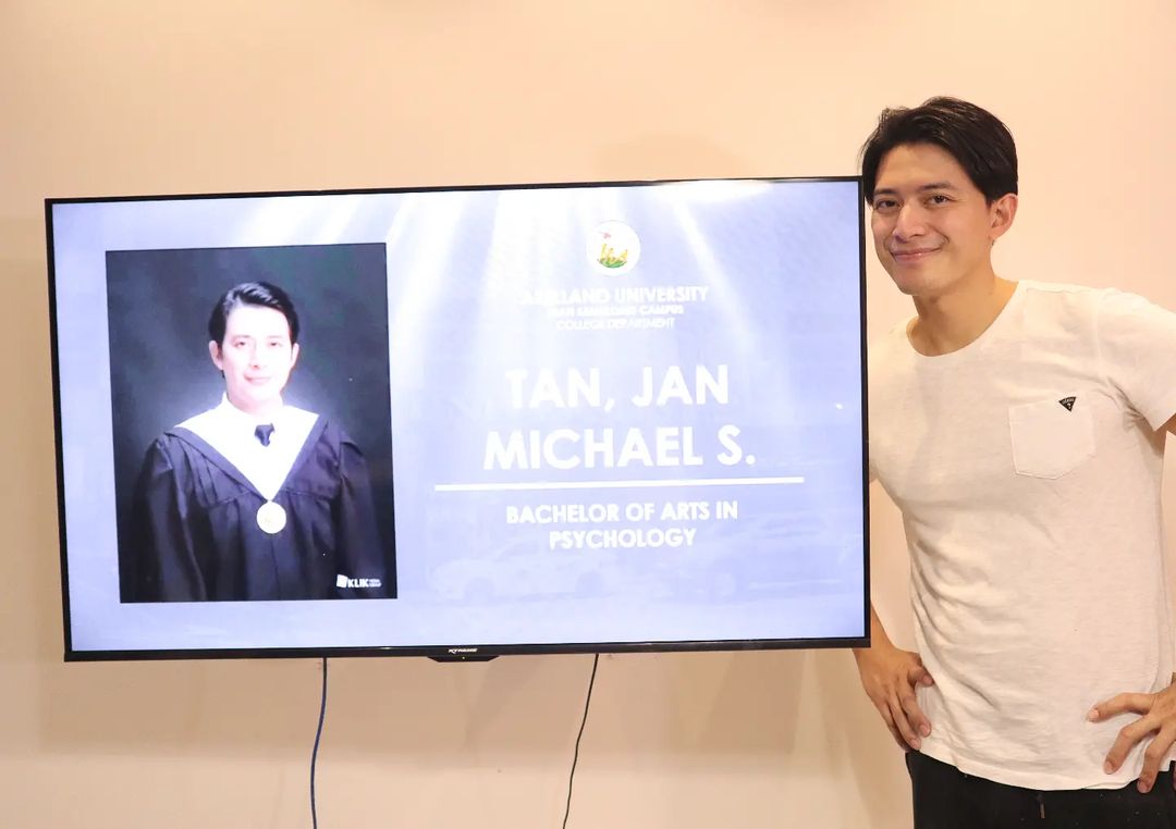 inquirerdotnet's tweet photo. CONGRATULATIONS! 👨🏻‍🎓

LOOK: Actor and “StarStruck” alum Mike Tan graduates from Arellano University with a bachelor’s degree in psychology.

‘WAY TOO HAPPY,” he writes, sharing photos from his virtual graduation. | 📷: Tan/Instagram https://t.co/NbEEHT3ZTe