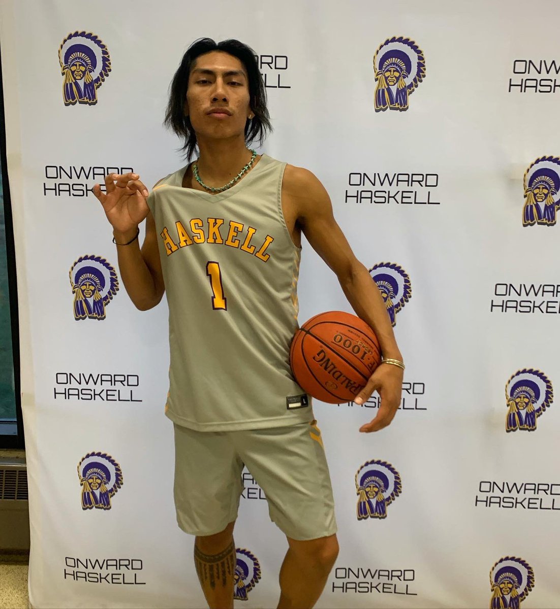 BigGrassBuckets's tweet photo. Hoops journey update☮️💛🏀
#freshmanszn #jucoproduct 3.2GPA 
@SScoachpenney 
@coachtk12 
@Elite1Reno 
@FeatherRiverCol 
@HaskellOnward 
@Jamonit_reno 
Shouts out to all my programs and coaches I've played for🖤 https://t.co/uRaaP0pncE