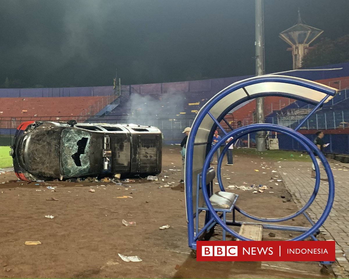 BBCIndonesia's tweet photo. "Karena gas air mata itu, mereka pergi ke luar ke satu titik, di pintu keluar. Kemudian terjadi penumpukan dan dalam proses penumpukan itu terjadi sesak napas, kekurangan oksigen," menurut keterangan polisi tentang tragedi di #kanjuruhan 

📷: Antara Foto

https://t.co/zBZ0GpY5Yi https://t.co/yDNw1RzPPG