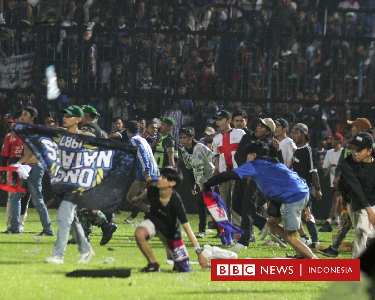 "Karena gas air mata itu, mereka pergi ke luar ke satu titik, di pintu keluar. Kemudian terjadi penumpukan dan dalam proses penumpukan itu terjadi sesak napas, kekurangan oksigen," menurut keterangan polisi tentang tragedi di #kanjuruhan 

📷: Antara Foto

bbc.com/indonesia/arti…