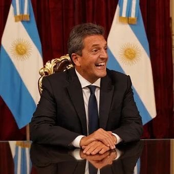 QQYogurtu's tweet photo. - Qué diferencia hay entre Scioli y una avenida??
????
- Que la avenida tiene dos manos.
#alpasto https://t.co/pu2tyeS0HH