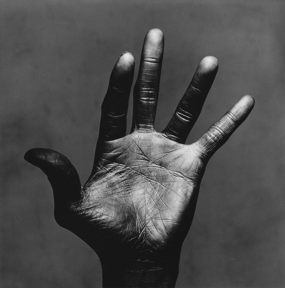 dark_shark's tweet photo. Miles Davis' left hand, New York City, July 1, 1986 by Irving Penn https://t.co/dWPTbP9FWD