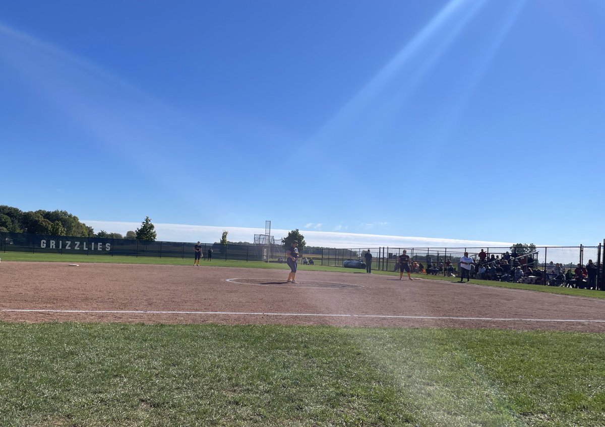 FCGrizSoftball's tweet photo. Beautiful day for some fall ball! 🐻#Team47 #CommitTogether #BelongTogether #ThriveTogether https://t.co/OCoy1VB8vL