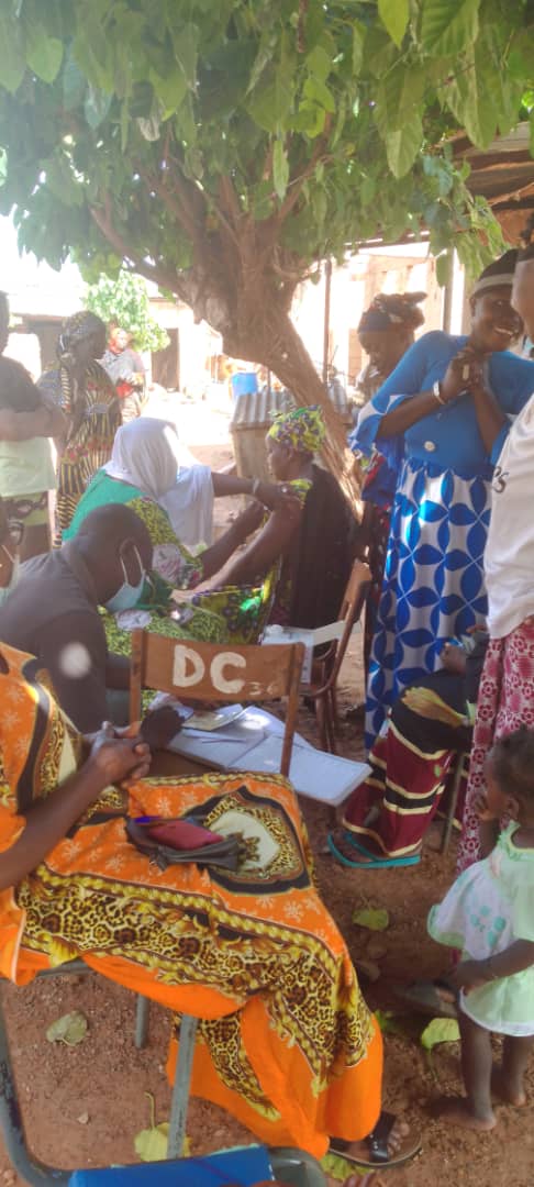 Mamadou65030307's tweet photo. Campagne de vaccination contre la #Covid19 organisé par les organisations de femmes et jeunes partenaires du projet #Breakthrough_ActionMali dans la région de #Sikasso .
Ensemble nous vaincrons la Covid19.
@JohnsHopkinsCCP @Breakthrough_AR @USAIDMali https://t.co/iJYy8YYw4O