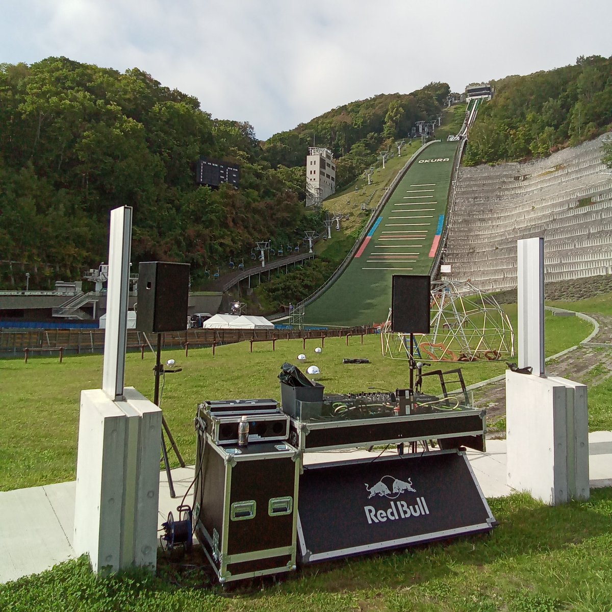 本日、High in Japan Presents SAPPORO MUSIC FESTIVAL Nature High’22が大倉山ジャンプ競技場にて13:00～21:00で開催されます。
イベント参加は有料ですが、リフト・ミュージアムは通常営業！いつもと雰囲気の違う競技場を感じられますよ
#大倉山ジャンプ競技場