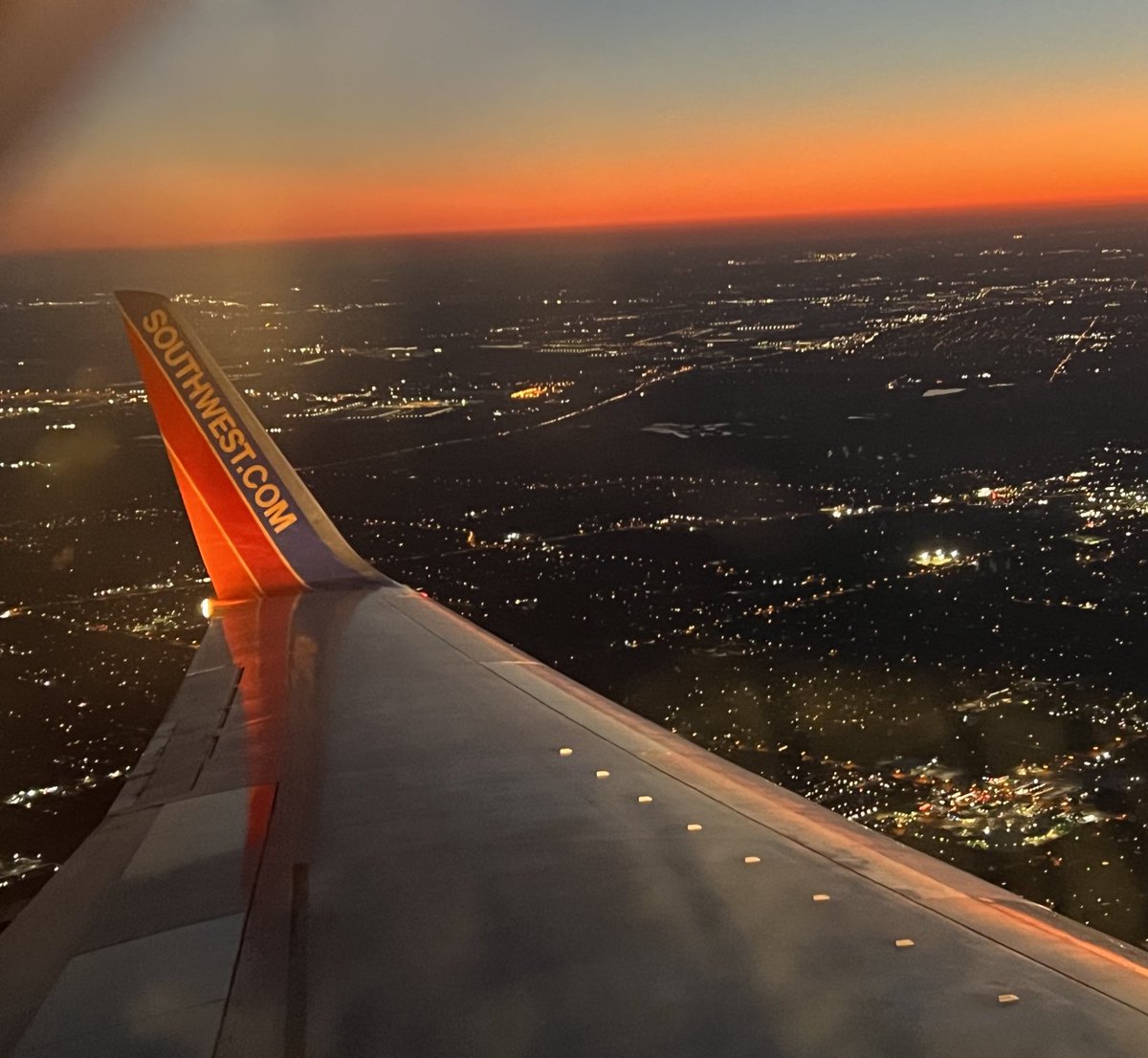 oldavis3's tweet image. ⁦@SouthwestAir⁩'s colors on the approach to ⁦@DallasLoveField⁩