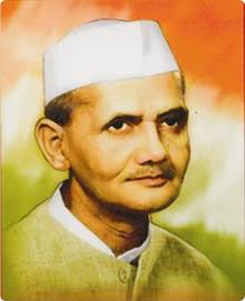 अब उपवन में तेरे जैसा फूल कहाँ खिलता है!
ऐ लाल तेरे जैसा अब लाल कहाँ मिलता है 2!!!
                                    🌹🌹🌹🌹🌹
जिसका सभी के दिलों पर आज तक राज है।
शास्त्री जी को जयंती पर कोटि -कोटि नमन 🌺🌺🌺
