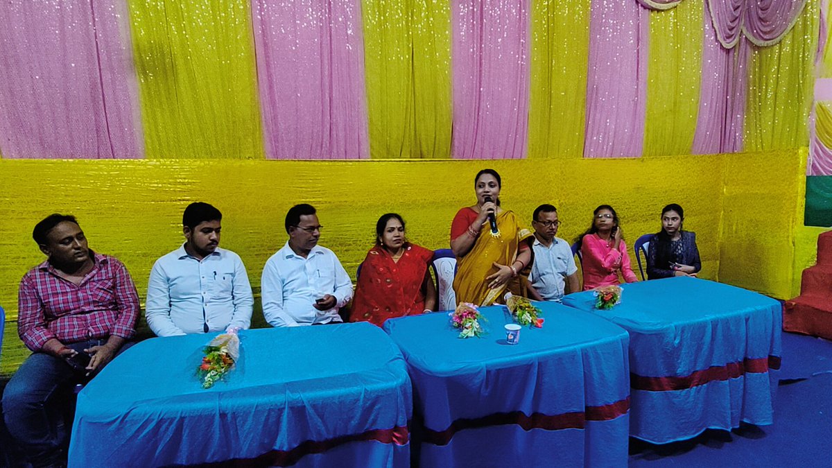 NaariPakur's tweet photo. महाषष्ठी के दिन आदरणीय श्रीमती जूली खृष्टमुनी मरांडी,  अध्यक्ष महोदया एवं श्री अशोक भगत, उपाध्यक्ष महोदय, जिला परिषद, पाकुर द्वारा नारी शक्ति, पूजा पंडाल का भव्य उद्घाटन किया गया। 
@HemantSorenJMM @Alamgircongress @ https://t.co/JfTY6fkJ9o