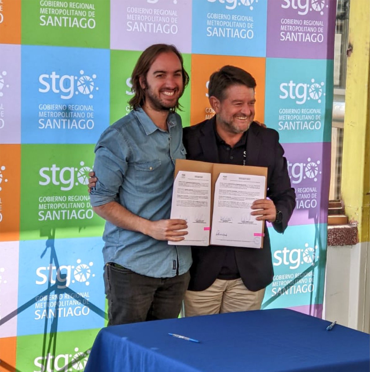 JuntoalBarrio's tweet photo. La Fundación Junto al Barrio, @nicolascruz, @orrego, el @gobiernorm y @COREsantiago firmaron un importante convenio para la formación y capacitación de liderazgos comunitarios en distintas comunas de la RM.
¡Enorme desafío y reconocimiento para JAB! 💪
#dirigentes #RM #Santiago https://t.co/xXczGUoTt8