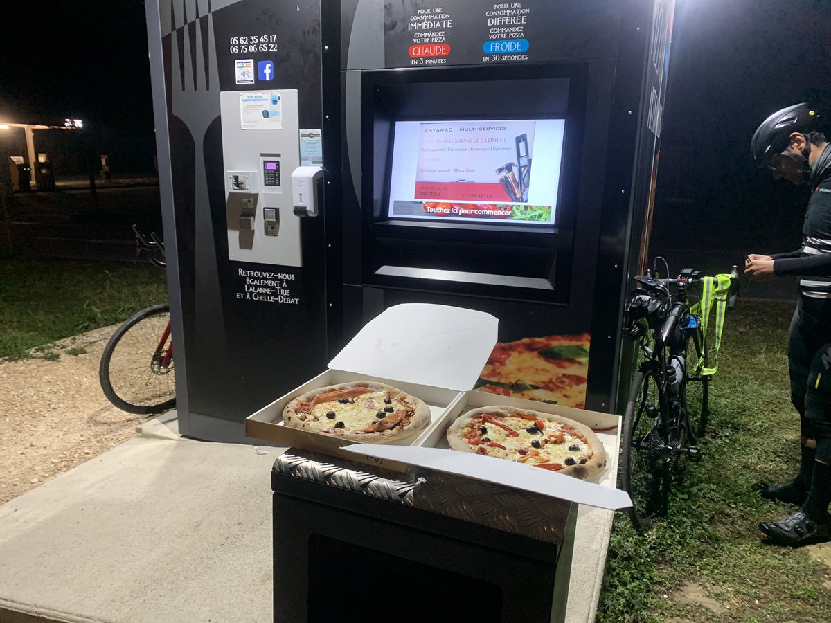 MolletsC's tweet photo. RT @draggi: From #TARBES to home by night and by 🚴♀️🚲. En fait @LCyclable à tout à fait raison pour les départementales sans automobiles ce sont des superbes pissiclab’ #SousUnCielEtoilé #MolletsCassoulet @TibaldoKart chine encore des #RobotsPizza 😂 https://t.co/LA7MwuFM4m