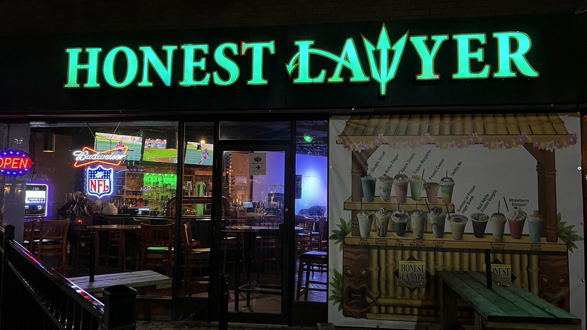 almostfamousGTA's tweet photo. Setting up at the #HonestLawyerWelland https://t.co/sfQRcTcYfC