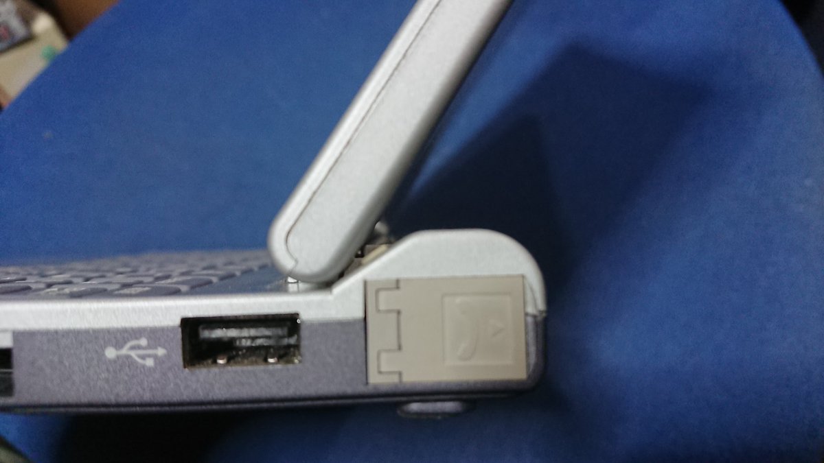 brezza_Pessoa's tweet image. SHARPのテリオスHC-AJ2です
1999年発売MIPS系RISC-CPU129MHz
8.4インチ800×600TFT メモリー16MB
一見普通のノートに見えるがWindowsCEのハンドヘルドPCです。ただタッチスクリーンではなくトラックポイントで操作となります。
当時価格13万円
#sharp 
#telios 
#WindowsCE