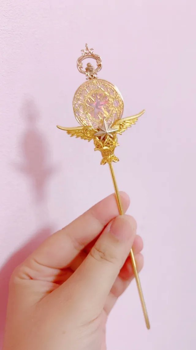 BASEec's tweet photo. 👸幼い頃に憧れた魔法のステッキ！🪄
……が、かんざしになりました。

パステルで幻想的な世界観で
精巧なつくりに注目。

ヘアアレンジの仕上げにはもちろん
デスクの上のワンポイントにもなる作品です。

🦄TinkerBell☆atelier @supremecharm
🛒https://t.co/w3BsWY5C07 #ハンドメイド #BASEec https://t.co/wM9eCtuDnz