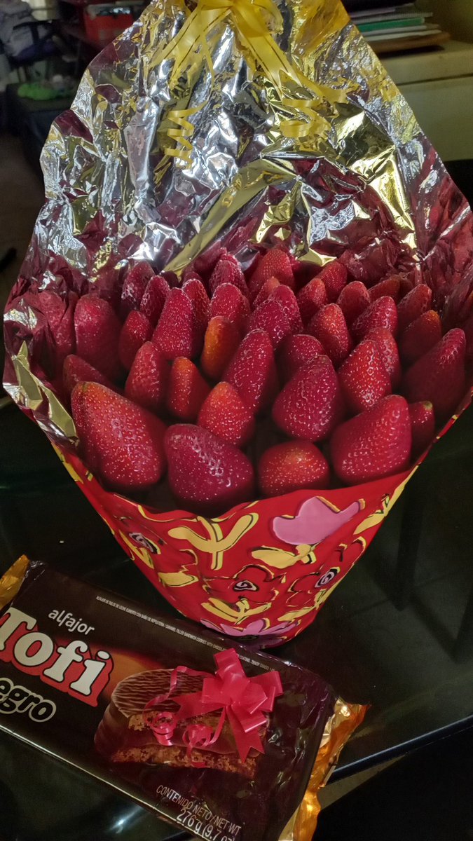 podrán tener a alguien q les regale un ramo de frutillas