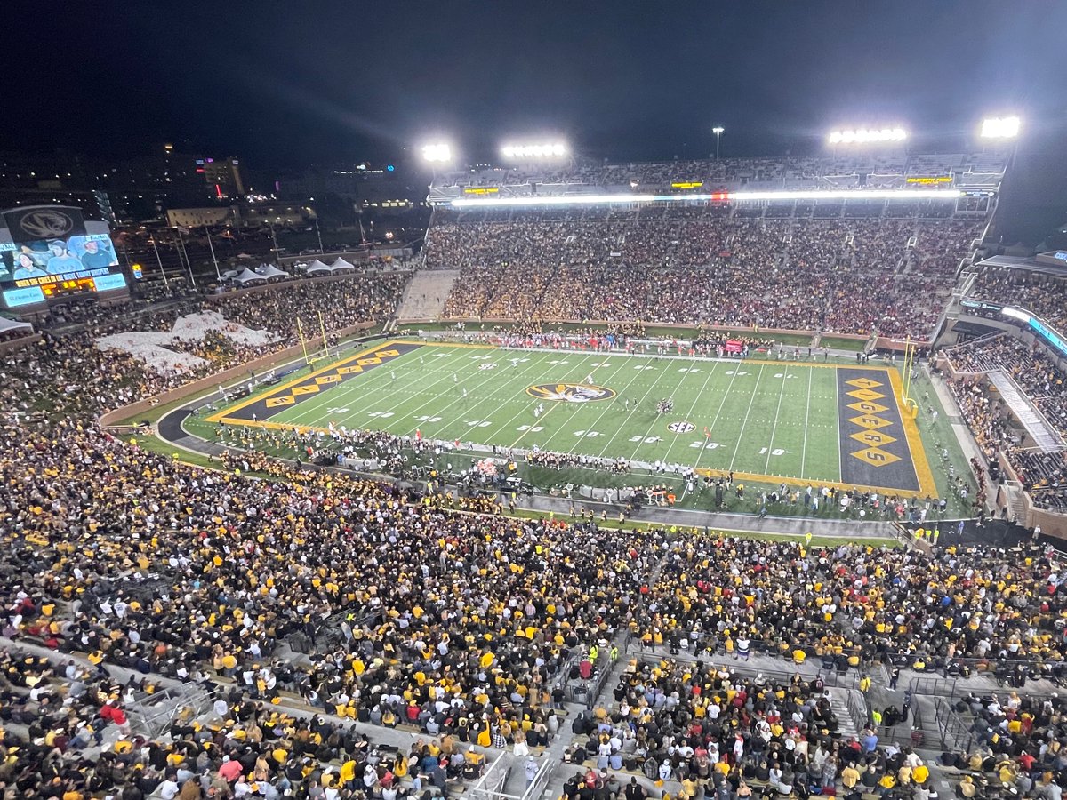 MizzouFootball's tweet photo. Faurot Field is loud and looking good under the lights!

#MIZ🐯🏈 https://t.co/7ldoMidktU