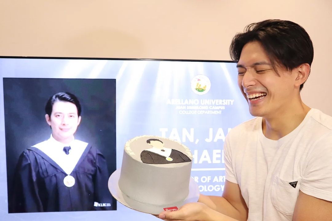 psngayondigital's tweet photo. 'WAY TOO HAPPY'

TINGNAN: Aktor na si Mike Tan, nakapagtapos ng kursong Bachelor of Arts in Psychology sa Arellano University. 

"I am grateful to God for His presence, provision, and His pipelines of grace," saad nito sa kanyang caption. (imiketan/Instagram) https://t.co/zGqbUY0T32