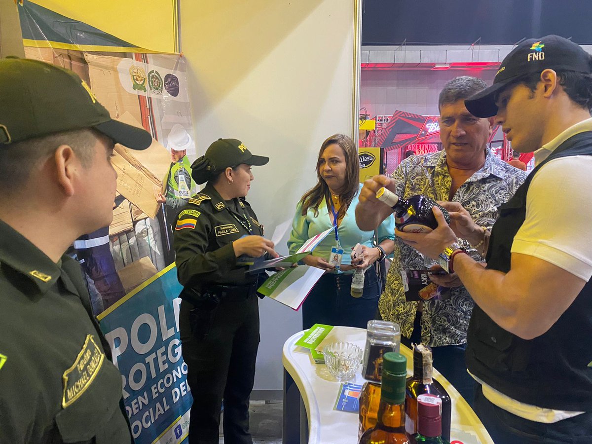 FNDCol's tweet photo. Durante #Expodrinks, el Grupo Operativo de @Gobatlantico junto a la @PoliciaAduanera, adelantan jornadas de sensibilización para prevenir el consumo y comercialización de bebidas adulteradas ¡Desde ‘la Puerta de Oro’ avanzamos en la lucha #TodosContraElContrabando! https://t.co/yhgHZxu2QA