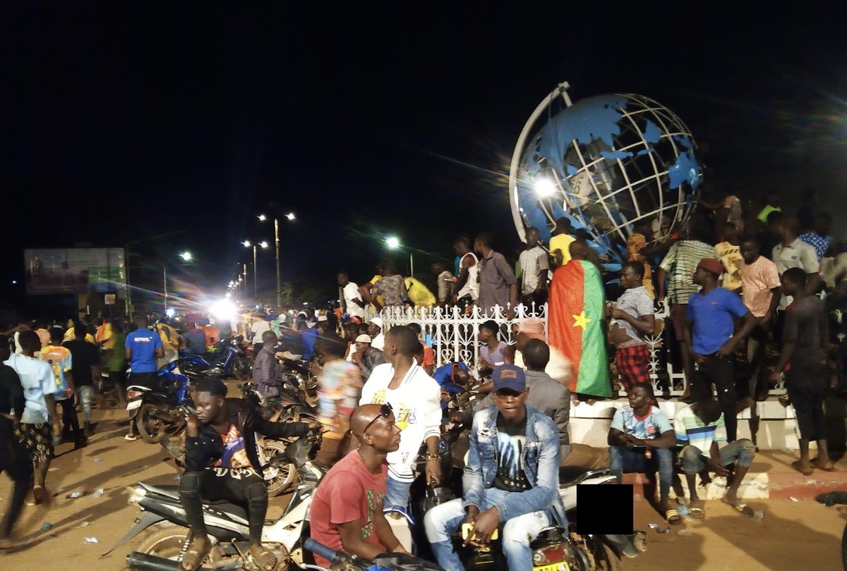 burkina24's tweet image. #Ouagadougou Il est 1h du matin ce 2 octobre 2022 du côté du rond-point des Nations Unies. Les manifestants toujours « calés », en soutien au Capitaine Ibrahim Traoré et ses hommes… 

burkina24.com
