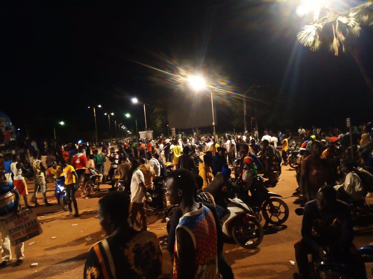 burkina24's tweet image. #Ouagadougou Il est 1h du matin ce 2 octobre 2022 du côté du rond-point des Nations Unies. Les manifestants toujours « calés », en soutien au Capitaine Ibrahim Traoré et ses hommes… 

burkina24.com