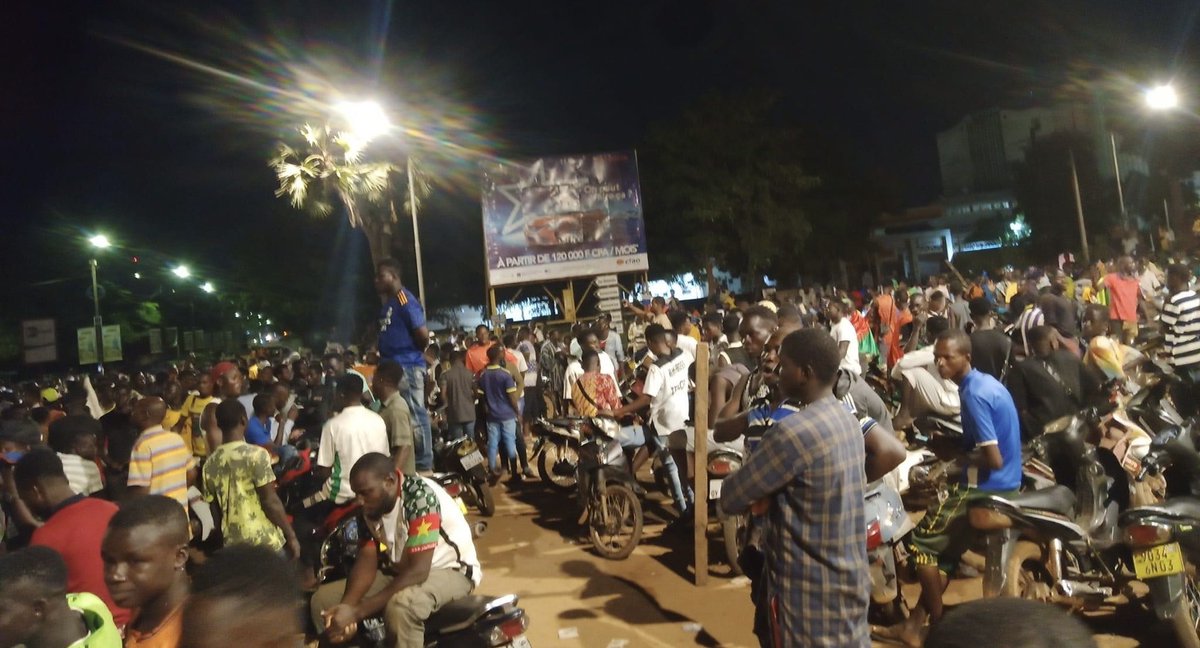 burkina24's tweet image. #Ouagadougou Il est 1h du matin ce 2 octobre 2022 du côté du rond-point des Nations Unies. Les manifestants toujours « calés », en soutien au Capitaine Ibrahim Traoré et ses hommes… 

burkina24.com