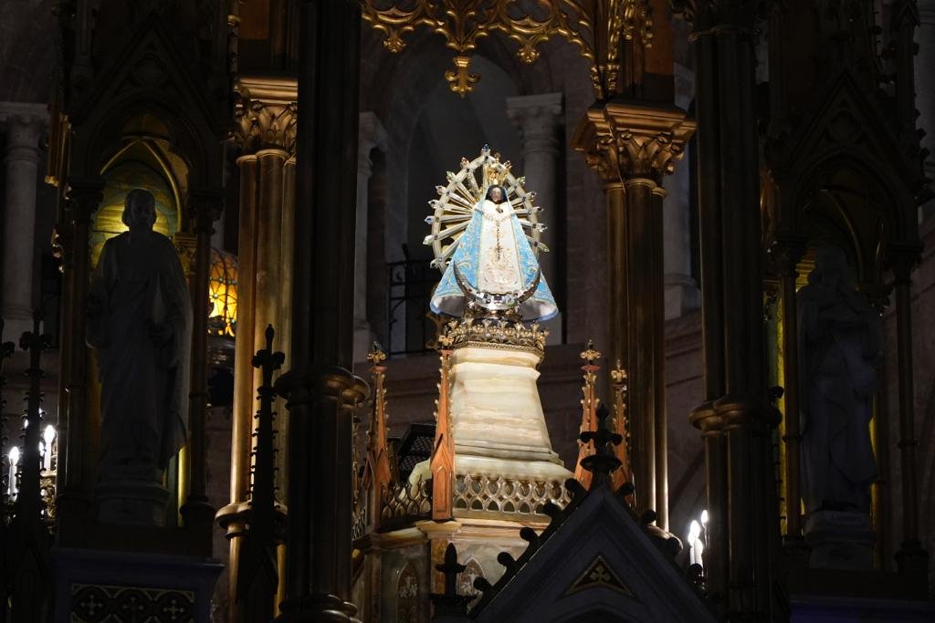 Le pedimos a la Virgen, como dice el lema de esta peregrinación, que nos mire con ternura para poder unirnos, para aprender a perdonarnos y aprender juntos a crecer en la fe que es lo único que le da sentido a nuestra vida y lo único que nos va a permitir caminar en fraternidad.