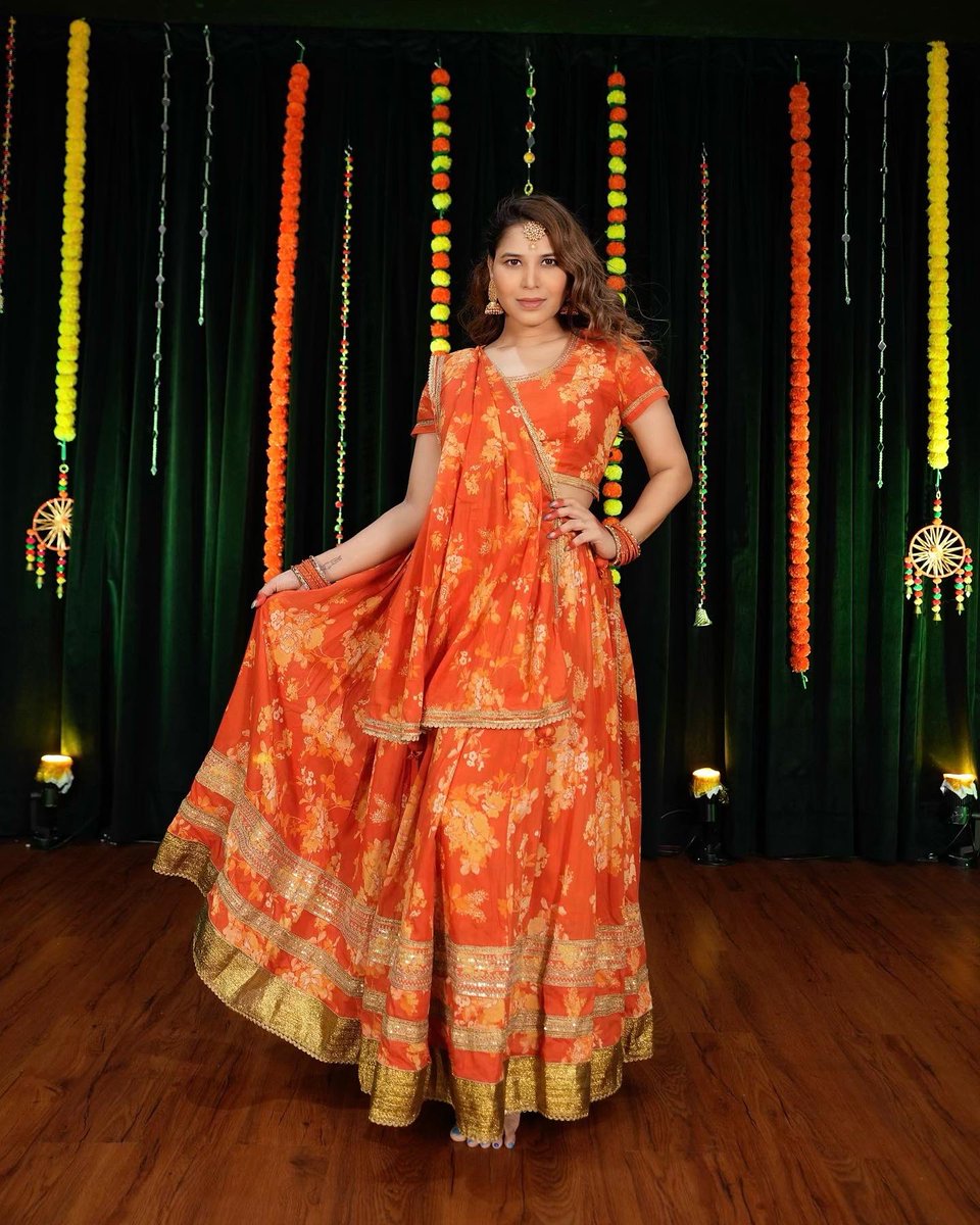 शुभों सप्तमी 🧡🌺

Outfit : <a href="/bibaindia/">Biba</a> 
Hair : @themanalitawde_ 
Shot by : <a href="/akash/">Akash</a>.yadav7245 

#bibaindia #orange #saptami #navratri #navratriday6