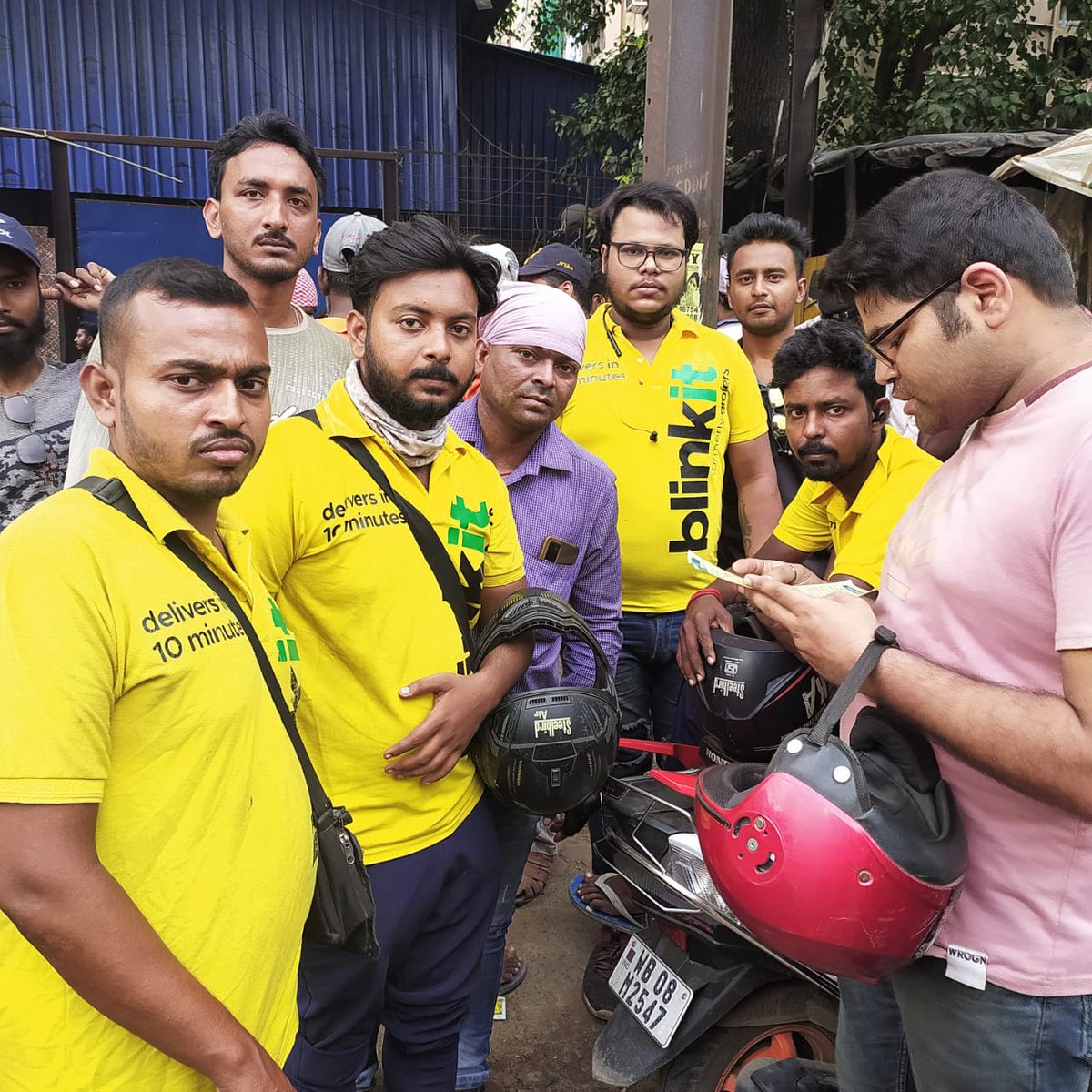 rwik_dharmapal's tweet image. Delivery riders want secure wage for a humane living. They demand at least 40/- rs basic pay per order.  #AcceptItBlinkit? #DeliveryVoice #WorkersDemands #BowDownBlinkit