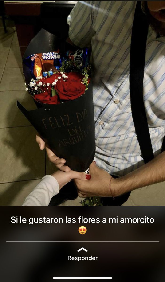 JDanMRodriguez's tweet photo. Hoy mi novia me regalo flores por el día del arquitecto, es algo que no me lo esperaba pero es un detalle que me gusto demasiado ❤️ https://t.co/GqnLY8TYLj