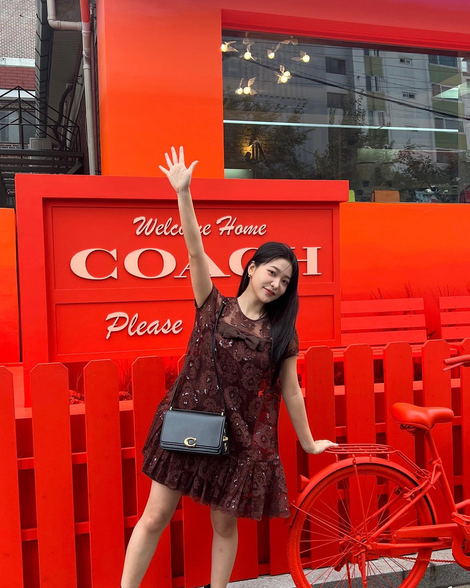 myseulgi0210's tweet photo. 221002 yerimiese ig #yeri  🐢

To all who come to this happy place, coach ville welcome! @coach

#광고 #CoachNY #CoachFall22
#redvelvet 
https://t.co/rvn2kuBldY https://t.co/fbvFIJG3MJ