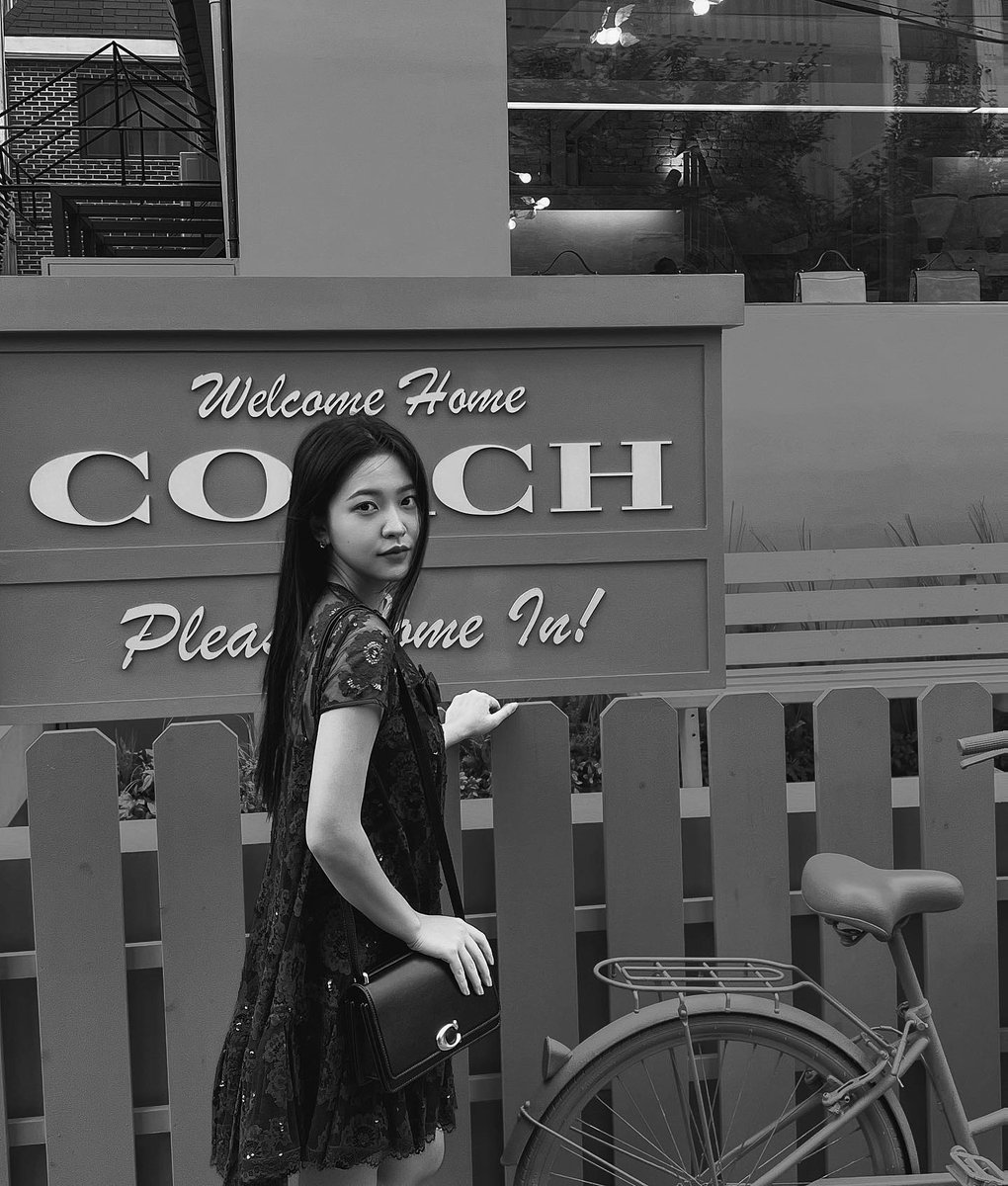myseulgi0210's tweet photo. 221002 yerimiese ig #yeri  🐢

To all who come to this happy place, coach ville welcome! @coach

#광고 #CoachNY #CoachFall22
#redvelvet 
https://t.co/rvn2kuBldY https://t.co/fbvFIJG3MJ
