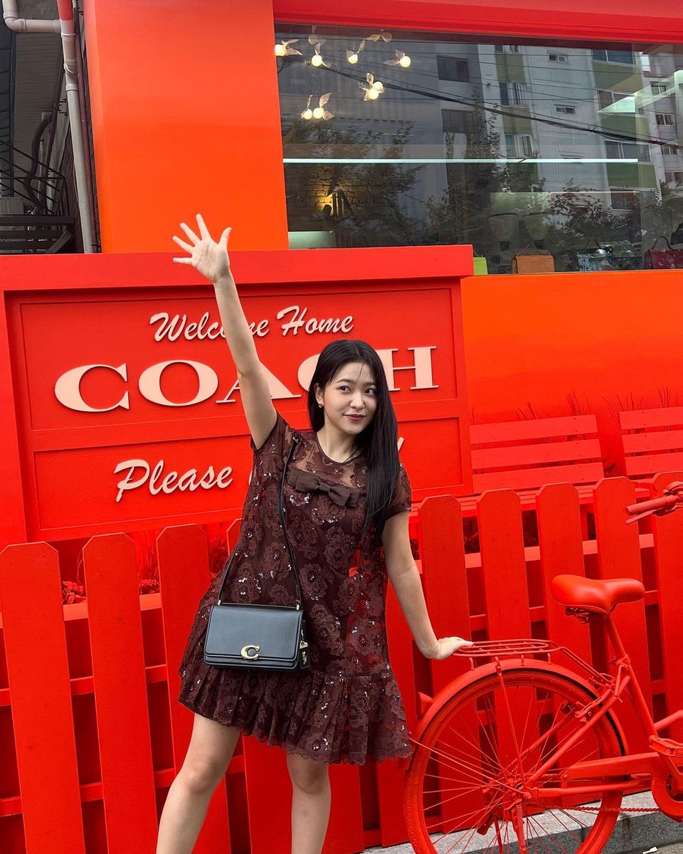 yeriworld_99's tweet photo. [INSTAGRAM] 221002 yerimiese Update 💜 #1 

To all who come to this happy place, coach ville welcome! @.coach 
#광고 #CoachNY #CoachFall22

#YERI #예리 #RedVelvet #레드벨벳 @RVsmtown https://t.co/eLhdModv1j